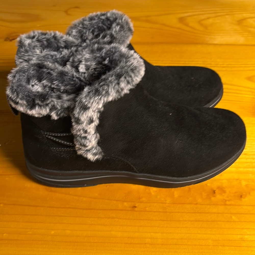 NWOT Clark’s black faux fur trimmed boots
